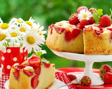 Пирог с клубникой