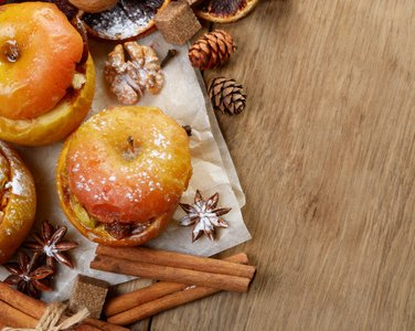 4 рецепта вкусных печеных яблок в духовке